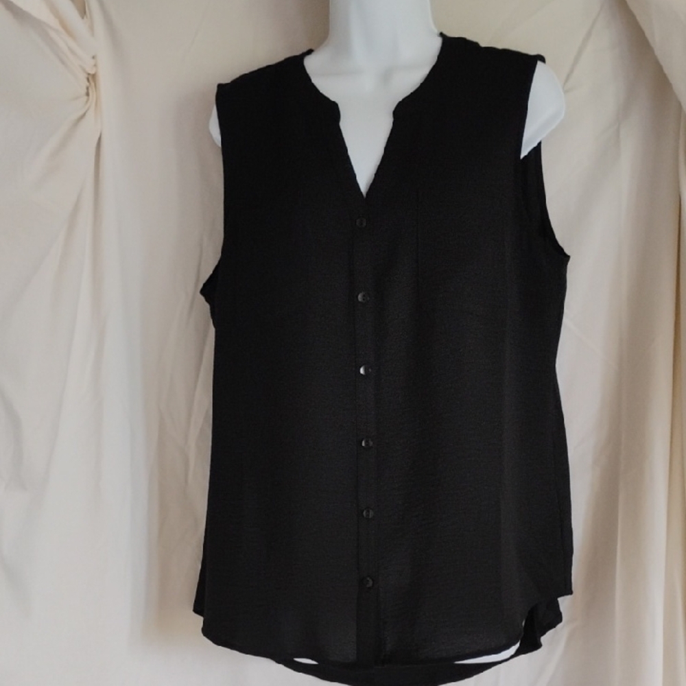 Chic Black Sleeveless Blouse